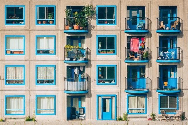 so-dekorieren-sie-den-balkon-im-fruhling